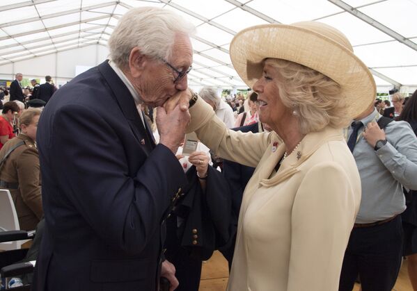 Ветеран целует руку герцогини Корнуольской в Байе, Франция - Sputnik Кыргызстан