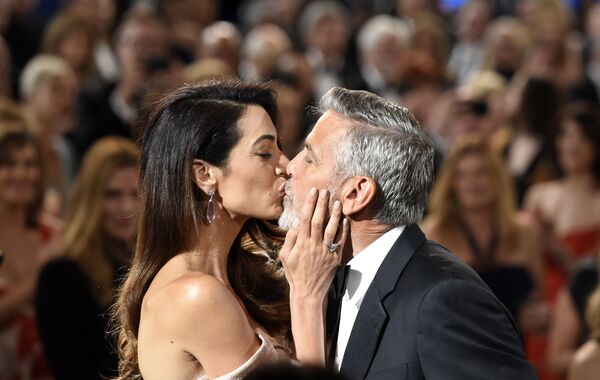 Актер и режиссер Джордж Клуни целует свою жену Амаль на торжественной церемонии вручения награды AFI Life Achievement Award в Лос-Анджелесе  - Sputnik Кыргызстан