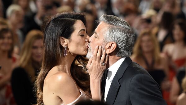 Актер и режиссер Джордж Клуни целует свою жену Амаль на торжественной церемонии вручения награды AFI Life Achievement Award в Лос-Анджелесе  - Sputnik Кыргызстан