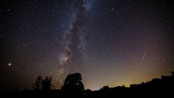 Звездное небо во время метеорного потока. Архивное фото - Sputnik Кыргызстан