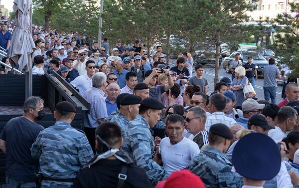 У организаторов и активистов митинга изъяли дымовые шашки и травматическое оружие, утверждает пресс-служба министерства внутренних дел РК - Sputnik Кыргызстан