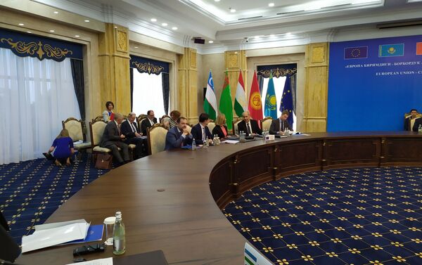 В мероприятии участвуют главы МИД Кыргызстана, Казахстана, Узбекистана, Таджикистана и Туркменистана - Sputnik Кыргызстан