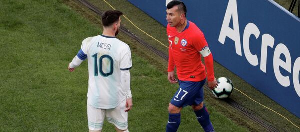 Игроки футбольных сборных Аргентины и Чили Лионель Месси и Гари Медель устроили потасовку во время матча Кубка Америки в Сан-Паулу, Бразилия. - 6 июля 2019 года - Sputnik Кыргызстан