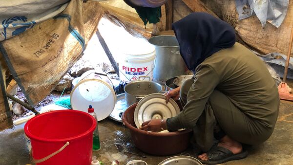 Сирийская женщина может посуду в лагере. Архивное фото - Sputnik Кыргызстан