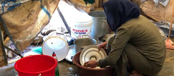 Сирийская женщина может посуду в лагере. Архивное фото - Sputnik Кыргызстан