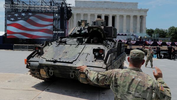Расстановка бронемашин Брэдли накануне военного парада в Вашингтоне. 3 июля 2019 года - Sputnik Кыргызстан