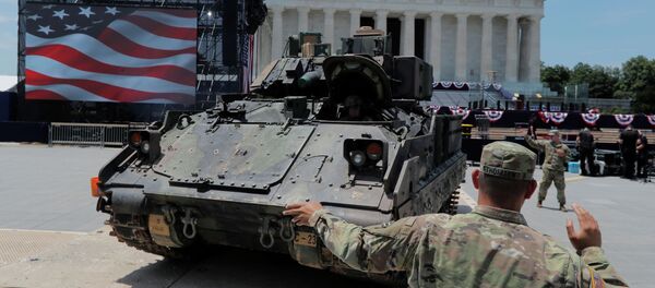 Расстановка бронемашин Брэдли накануне военного парада в Вашингтоне. 3 июля 2019 года - Sputnik Кыргызстан