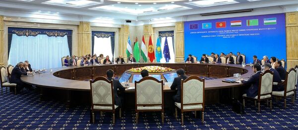 Встреча верховного представителя ЕС по иностранным делам и политике безопасности Фредерики Могерини с главами МИД стран Центральной Азии в Бишкеке - Sputnik Кыргызстан