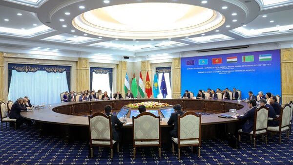 Встреча верховного представителя ЕС по иностранным делам и политике безопасности Фредерики Могерини с главами МИД стран Центральной Азии в Бишкеке - Sputnik Кыргызстан