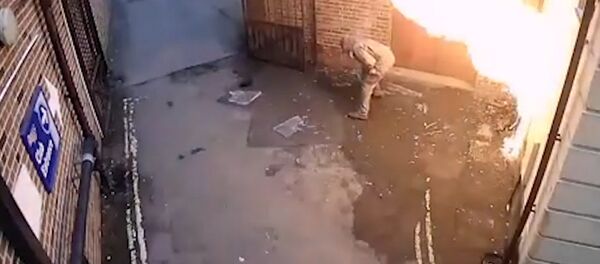 Мужчина хотел поджечь синагогу, его настигла мгновенная карма. Видео - Sputnik Кыргызстан