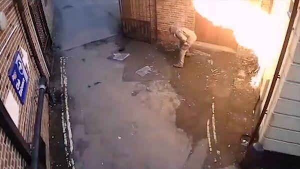 Мужчина хотел поджечь синагогу, его настигла мгновенная карма. Видео - Sputnik Кыргызстан