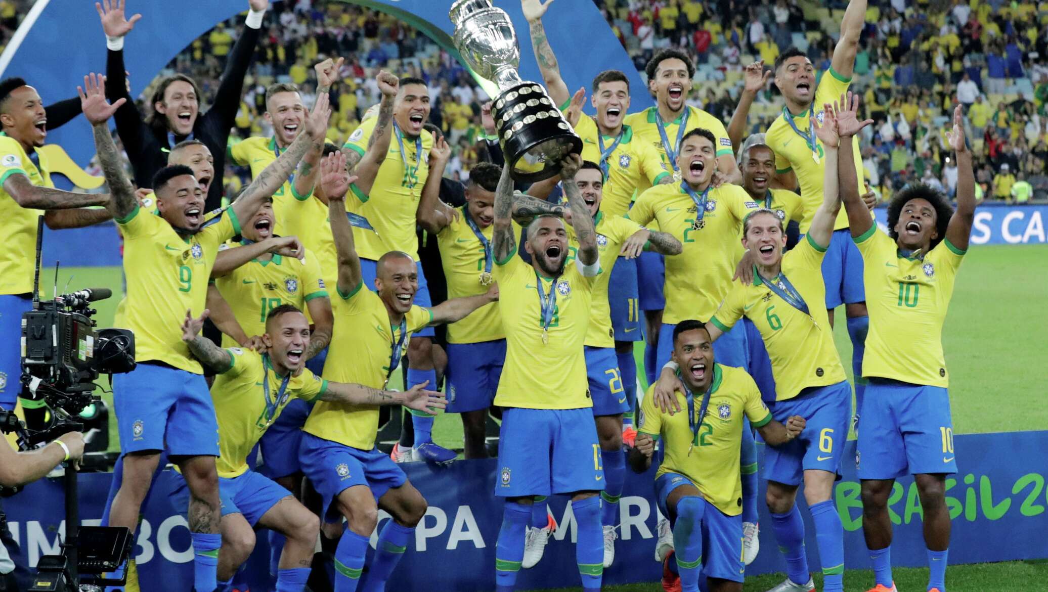 Сколько раз бразилия становилась чемпионом. Футбольная команда Бразилии 2021. Сборная Бразилия 2007 Кубок Америки. ЧМФ Бразилия. Сборная Бразилии по футболу.