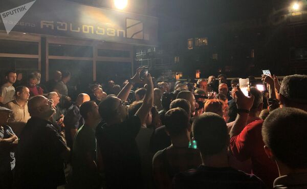 В Грузии митингующие требуют уволить ведущего, который оскорбил Путина - Sputnik Кыргызстан