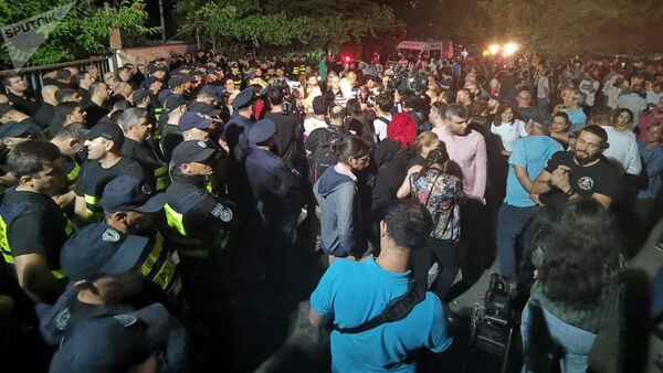 В Грузии митингующие требуют уволить ведущего, который оскорбил Путина - Sputnik Кыргызстан