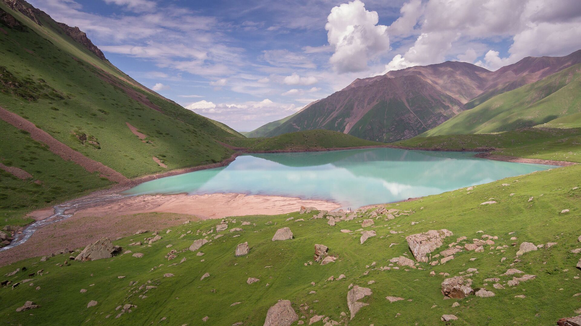 Озеро Кол-Тор в Чуйской области - Sputnik Кыргызстан, 1920, 20.06.2023