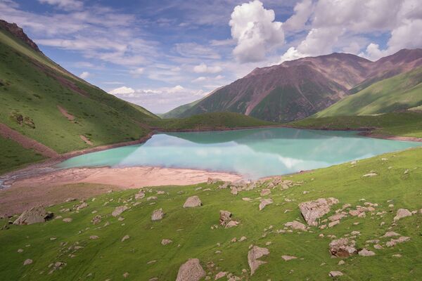 Бишкекский фотограф Михаил Дудин запечатлел озеро Кол-Тор, которое находится в Чуйской области. - Sputnik Кыргызстан