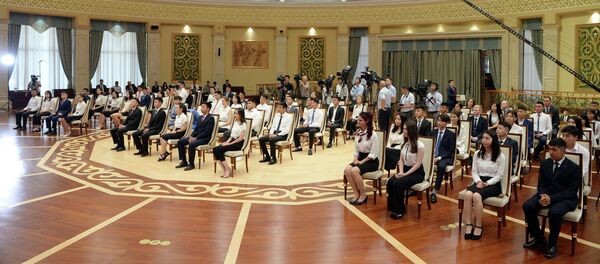 Церемония вручения золотых сертификатов выпускникам 2019 года - Sputnik Кыргызстан