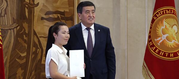 Толкунданып, сүрдөп... Президенттен алтын сертификат алган окуучулардын видеосу - Sputnik Кыргызстан