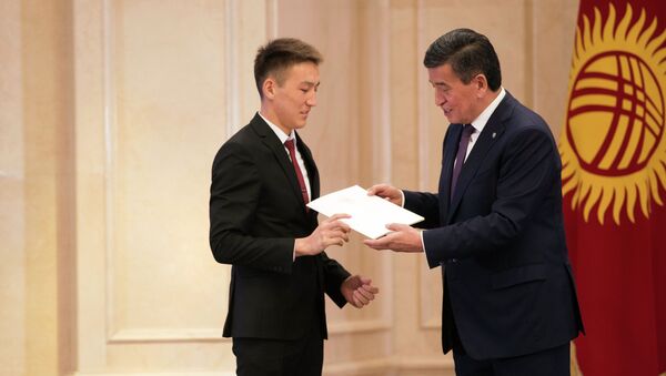Церемония вручения золотых сертификатов выпускникам 2019 года - Sputnik Кыргызстан