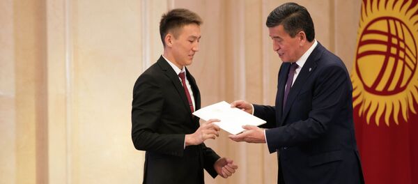 Церемония вручения золотых сертификатов выпускникам 2019 года Церемония вручения золотых сертификатов выпускникам 2019 года - Sputnik Кыргызстан