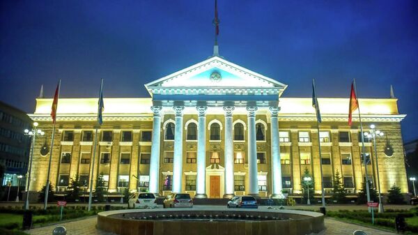 Вид на фасад мэрии города Бишкек вечером. Архивное фото - Sputnik Кыргызстан