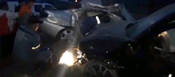 Чолпон-Атада Lexus ES 330 жана BMW Х-7 автоунаалары кагышкан кырсыктан кийинки учурду күбөлөр видеого тартып алган. Ал унаалардын биринде депутат Алиярбек Абжалиевдин уулу Темирлан Токобеков да болгон. Чолпон-Атада Lexus ES 330 жана BMW Х-7 автоунаалары кагышкан кырсыктан кийинки учурду күбөлөр видеого тартып алган. Ал унаалардын биринде депутат Алиярбек Абжалиевдин уулу Темирлан Токобеков да болгон. - Sputnik Кыргызстан