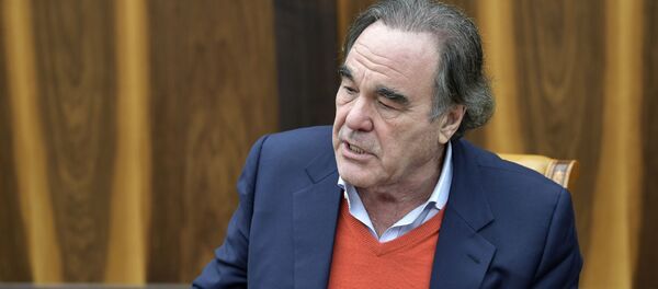 Американский режиссер Оливер Стоун во время встречи с президентом РФ Владимиром Путиным в Кремле. - Sputnik Кыргызстан