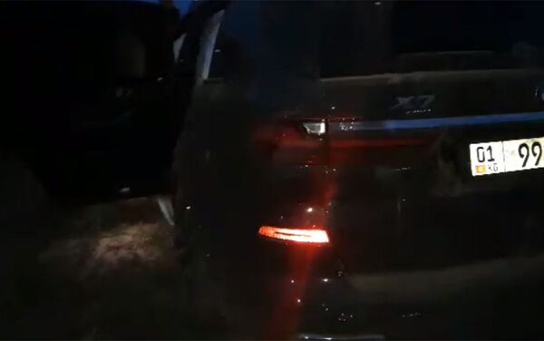 На записи с места событий видно, что на BMW еще один госномер (возможно, российский) спрятан за основным (кыргызстанским). - Sputnik Кыргызстан