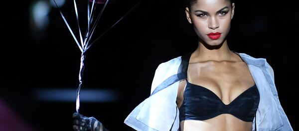 Модель во время презентации коллекции Andres Sarda на неделе моды Mercedes Benz Spring/Summer 2020 в Мадриде  - Sputnik Кыргызстан