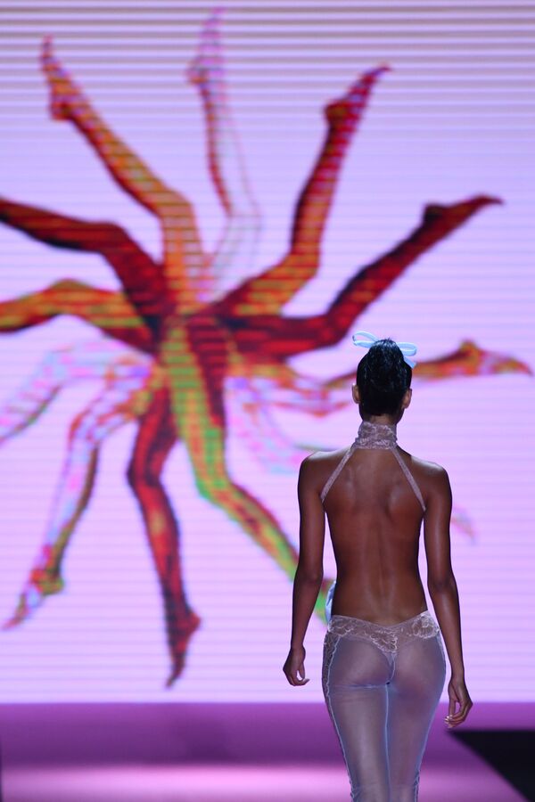 Модель во время презентации коллекции Andres Sarda на неделе моды Mercedes Benz Spring/Summer 2020 в Мадриде  - Sputnik Кыргызстан