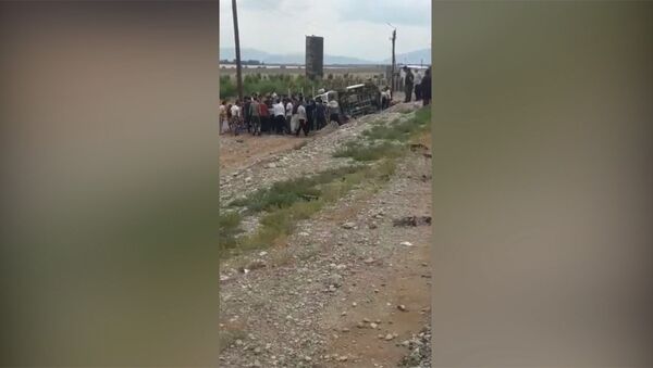 На Иссык-Куле перевернулся бус с пассажирами — видео с места ДТП - Sputnik Кыргызстан