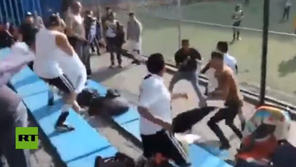 Родители устроили массовую драку на детском матче — видео из Мексики - Sputnik Кыргызстан
