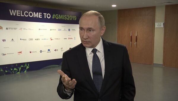 Путин ответил на оскорбления в свой адрес на грузинском ТВ. Видео - Sputnik Кыргызстан