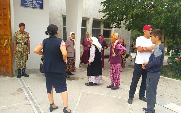 Накануне, 9 июля, около 150 жителей села Достук Баткенской области требовали от местных властей помочь в освобождении их односельчанина - Sputnik Кыргызстан