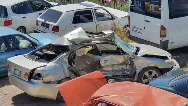 Автомобиль Lexus поврежденный в ДТП на штрафстоянке в Чолпон-Ате - Sputnik Кыргызстан