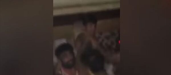 Тренер Макгрегора получил по лбу в ночном клубе Нью-Йорка. Видео драки Тренер Макгрегора получил по лбу в ночном клубе Нью-Йорка. Видео драки - Sputnik Кыргызстан