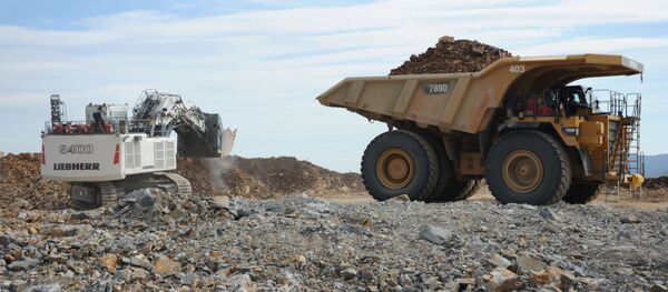 Загрузка руды в самосвал на карьере. Архивное фото - Sputnik Кыргызстан