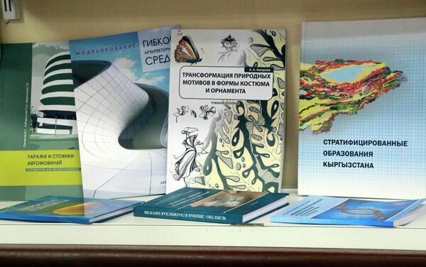 Крупнейший и старейший книжный форум России и Восточной Европы пройдет в сентябре этого года на ВДНХ. Всего на выставке-ярмарке будет продемонстрирована 31 книга издательства КРСУ. - Sputnik Кыргызстан