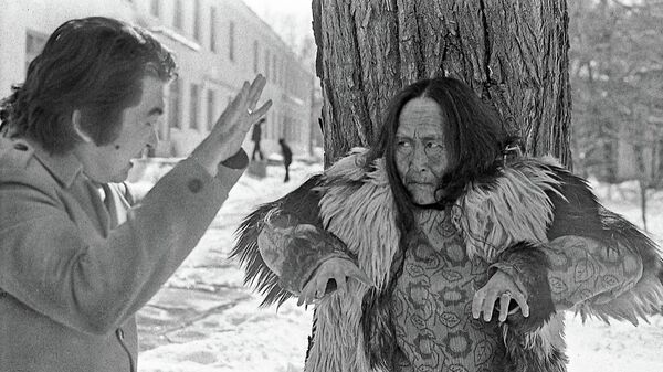 Белгилүү режиссер Болот Шамшиев менен СССРдин эл артисти Даркүл Күйүкованын сүрөтү 1974-жылы Фрунзе (азыркы Бишкек) шаарында тартылган - Sputnik Кыргызстан