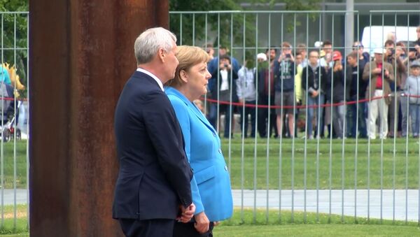 Уже третий случай — Меркель вновь стало трясти на публике. Видео - Sputnik Кыргызстан