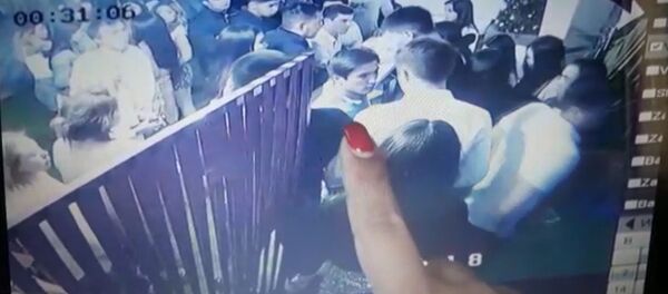 Что делал в кафе сын депутата Абжалиева перед ДТП и пил ли водитель — видео - Sputnik Кыргызстан