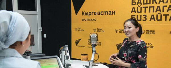Актриса, блогер и телеведущая Назира Айтбекова во время интервью - Sputnik Кыргызстан