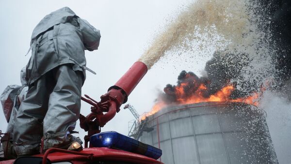 Пожарно-тактические учения по тушению нефтепродуктов. Архивное фото - Sputnik Кыргызстан