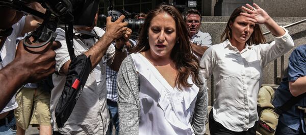 Двое из предполагаемых жертв миллиардера Джеффри Эпштейна Мишель Ликата (слева) и Кортни Уайлд покидают здание суда  в Нью-Йорке. 8 июля 2019 года - Sputnik Кыргызстан