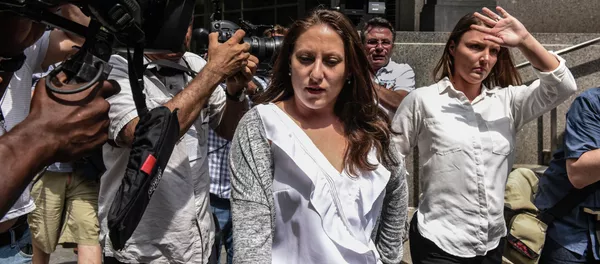 Двое из предполагаемых жертв миллиардера Джеффри Эпштейна Мишель Ликата (слева) и Кортни Уайлд покидают здание суда в Нью-Йорке. 8 июля 2019 года Двое из предполагаемых жертв миллиардера Джеффри Эпштейна Мишель Ликата (слева) и Кортни Уайлд покидают здание суда в Нью-Йорке. 8 июля 2019 года - Sputnik Кыргызстан