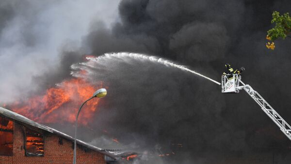 Сотрудники противопожарной службы МЧС РФ во время тушения пожара в здании около Северной ТЭЦ в Мытищах. - Sputnik Кыргызстан