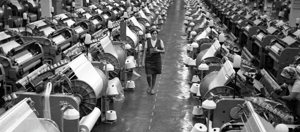 Ткацкий цех шелкового комбината. Архивное фото Ткацкий цех шелкового комбината. Архивное фото - Sputnik Кыргызстан