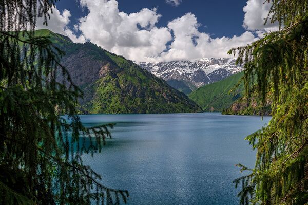 Заповедник знаменит озером Сары-Челек, которое находится на высоте 1873 метра над уровнем моря, но здесь есть еще шесть малых озер - Sputnik Кыргызстан