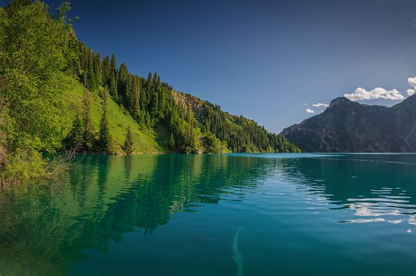 Длина самого большого водоема достигает 7,5 километра, а ширина — от 300 метров до 1,5 километра. Длина самого большого водоема достигает 7,5 километра, а ширина — от 300 метров до 1,5 километра. - Sputnik Кыргызстан