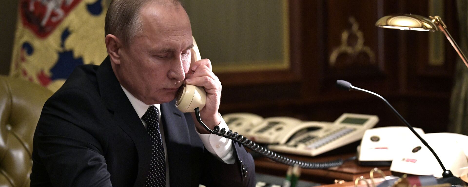 Президент РФ Владимир Путин во время телефонного разговора. Архивное фото - Sputnik Кыргызстан, 1920, 04.03.2022